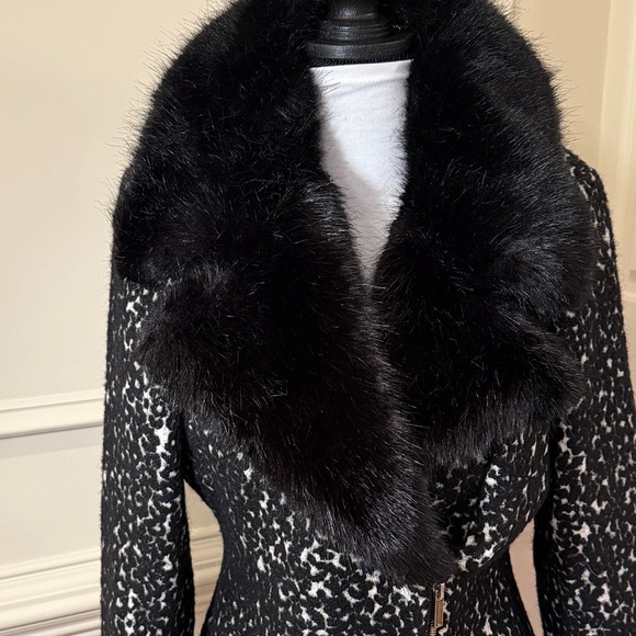 Karen Millen Black and White Patterned Blazer with Faux Fur Collar - Picture 2 of 10